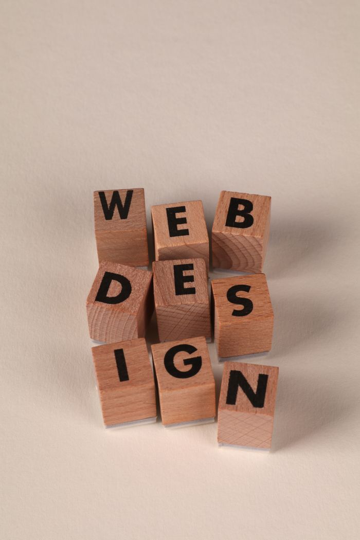 Dřevěné bloky uspořádané tak, aby tvořily nápis Web Design. Ideální pro kreativní témata digitálního obsahu.